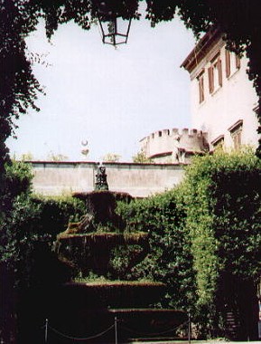 Fontana cortile palazzo Monte Giordano